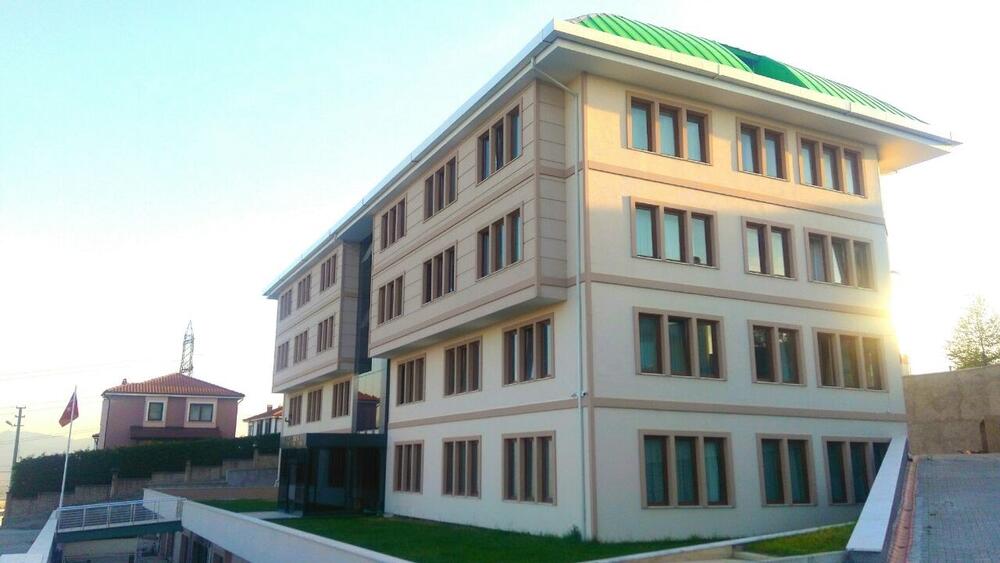 Kütüphanede çalışan öğrenciler